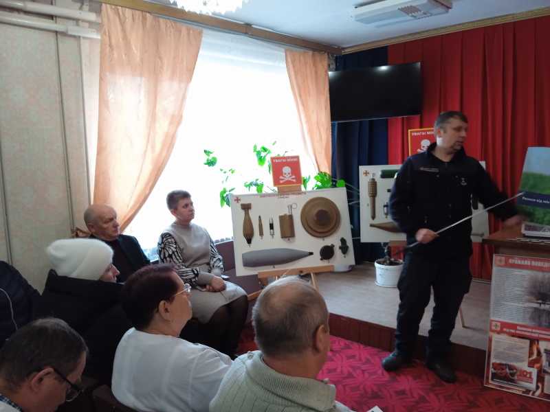 В КНП"ЦПМСД" Корнинської селищної ради, працівниками ДСНС було проведено заняття з питань цивільного захисту населення